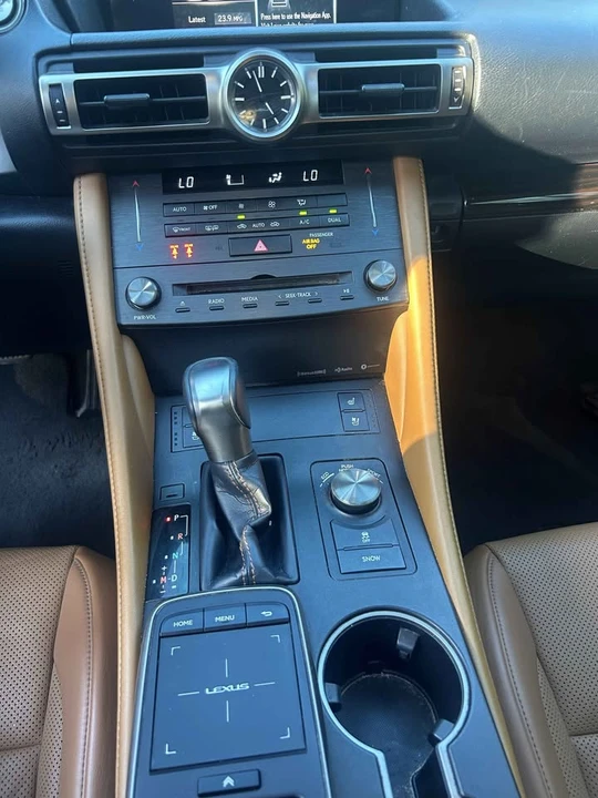 2019 Lexus RC - Image 7 of 10