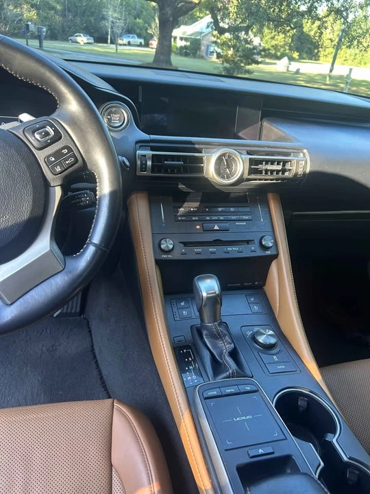 2019 Lexus RC - Image 6 of 10