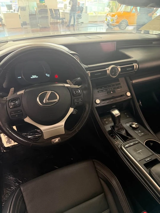 2019 Lexus RC - Image 7 of 9