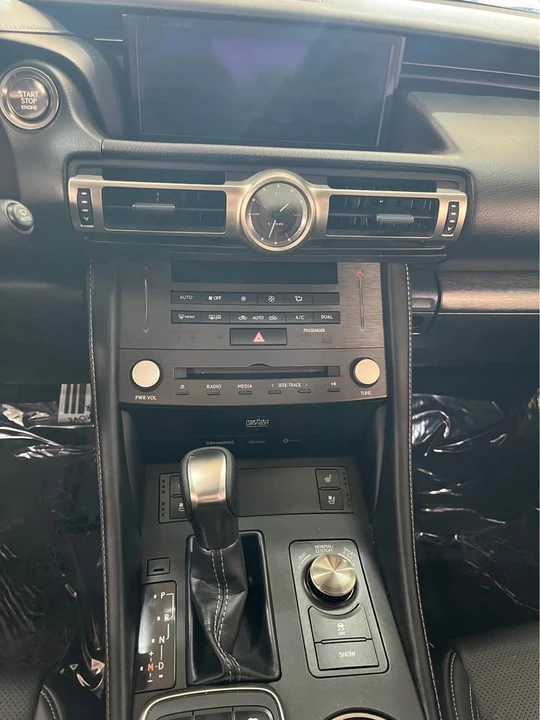 2019 Lexus RC - Image 12 of 15