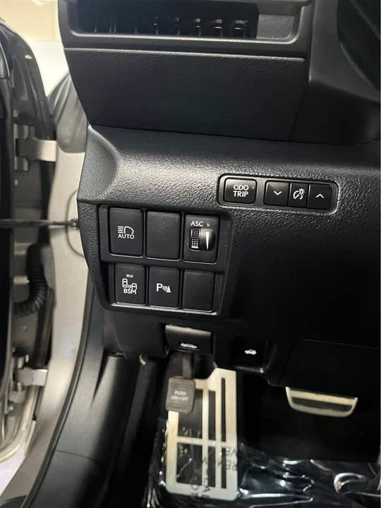 2019 Lexus RC - Image 10 of 15