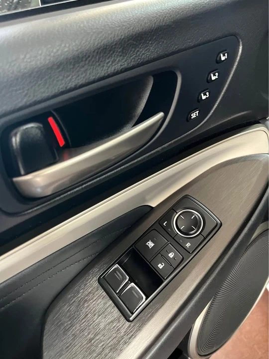 2019 Lexus RC - Image 8 of 15