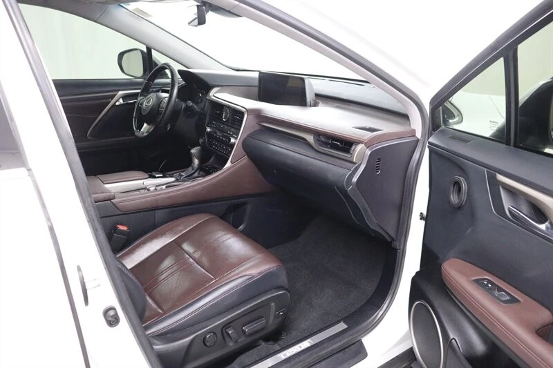 2019 Lexus RC - Image 22 of 31