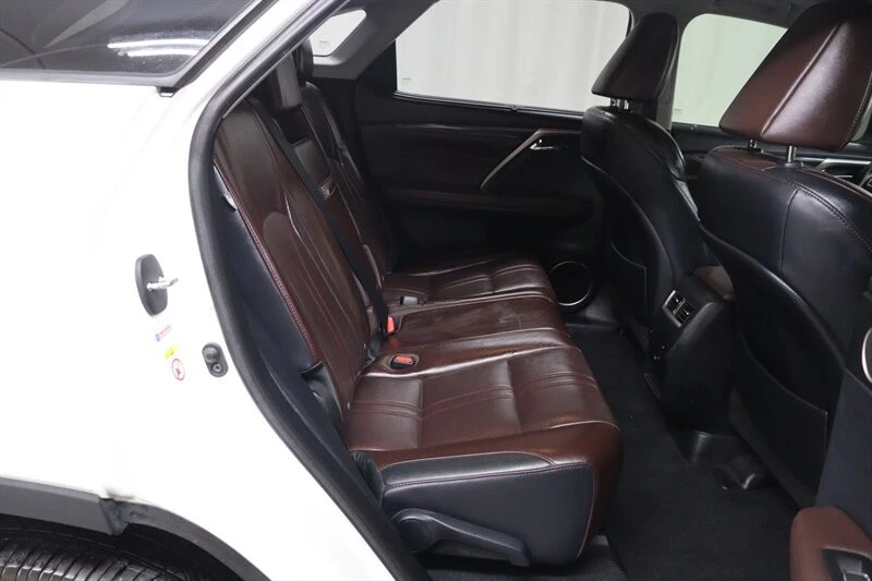 2019 Lexus RC - Image 29 of 31