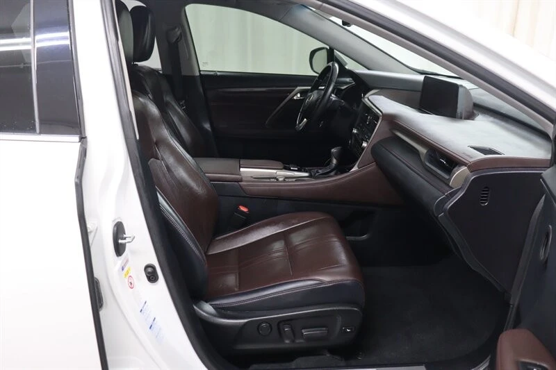 2019 Lexus RC - Image 23 of 31