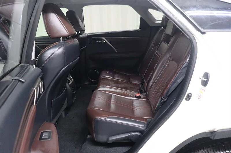 2019 Lexus RC - Image 26 of 31