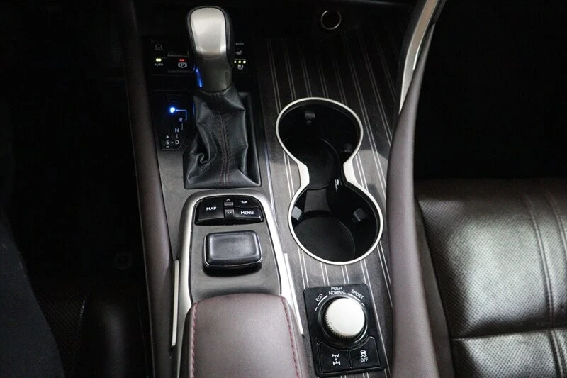 2019 Lexus RC - Image 16 of 31