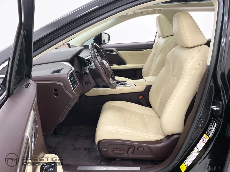 2019 Lexus RC - Image 17 of 31
