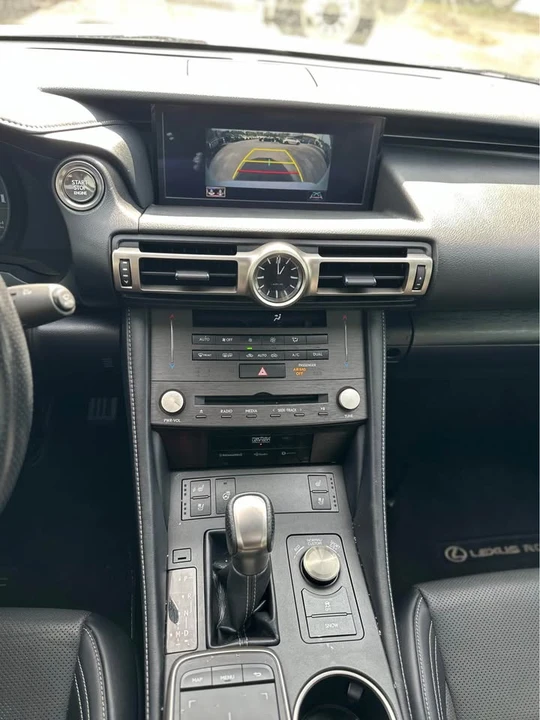 2019 Lexus RC - Image 9 of 10