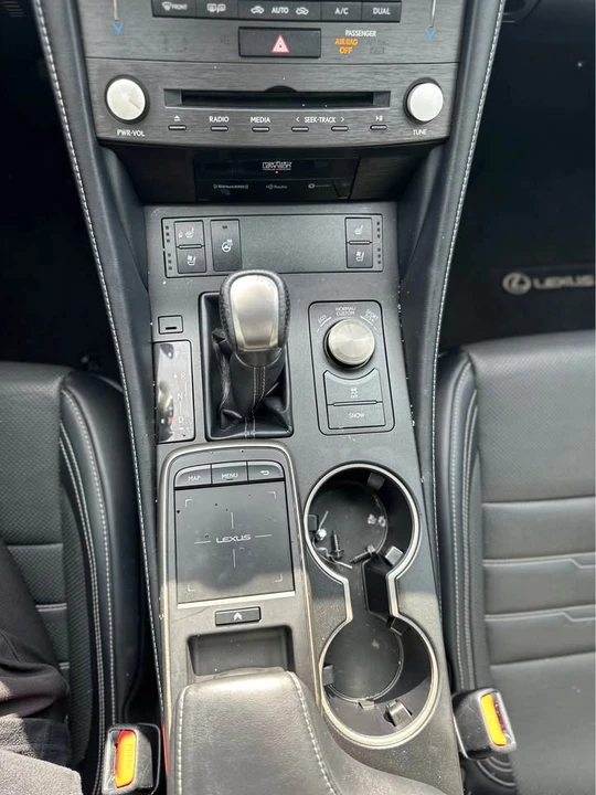 2019 Lexus RC - Image 8 of 10