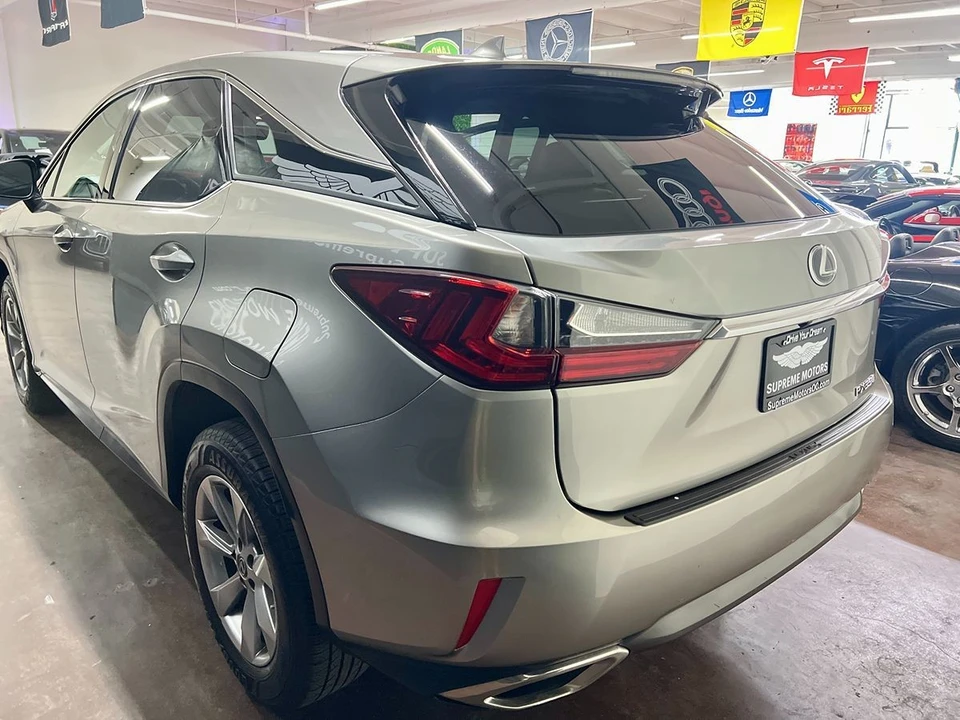 2019 Lexus RC - Image 9 of 12