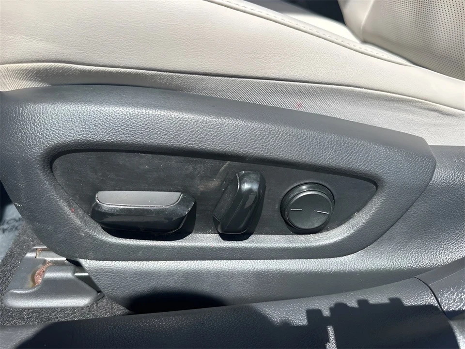 2019 Lexus - Image 10 of 12