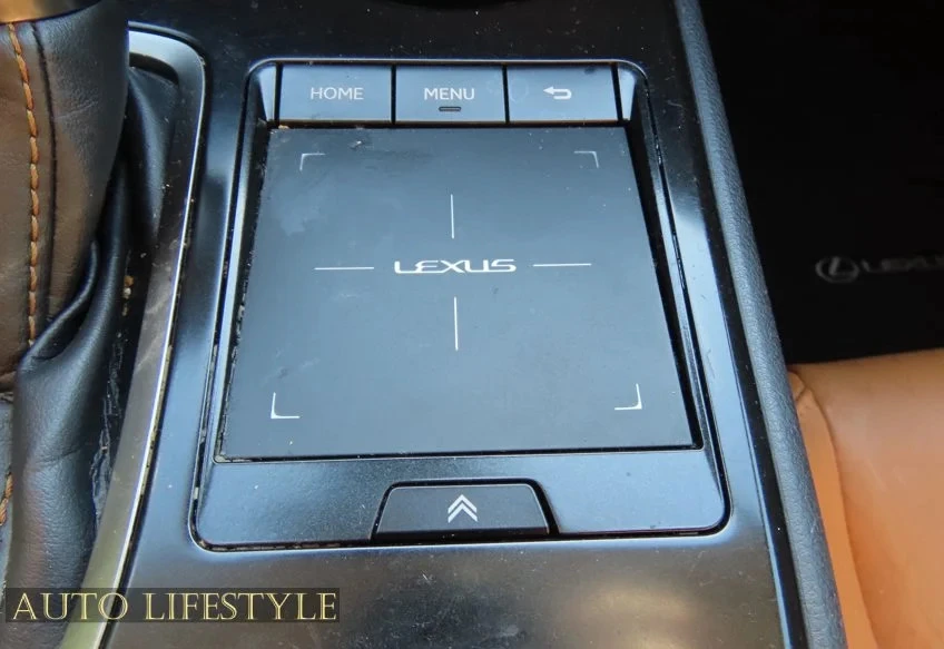 2019 Lexus - Image 14 of 31