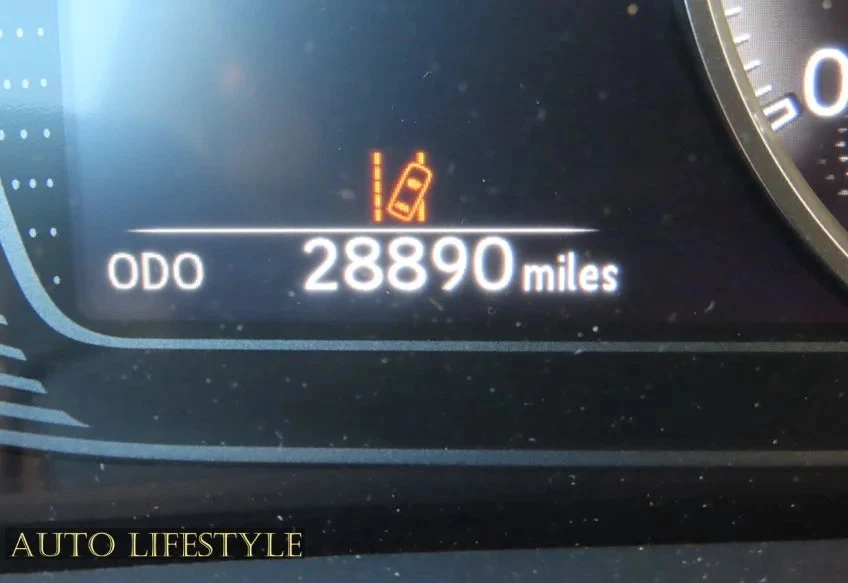 2019 Lexus - Image 22 of 31