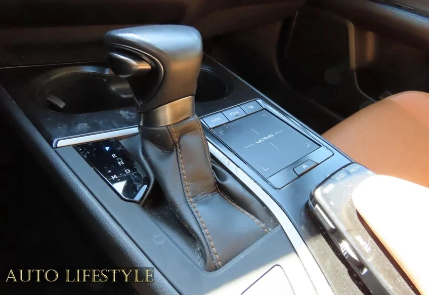 2019 Lexus - Image 17 of 31