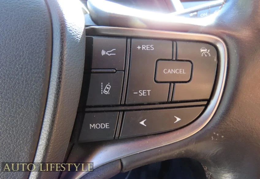 2019 Lexus - Image 26 of 31