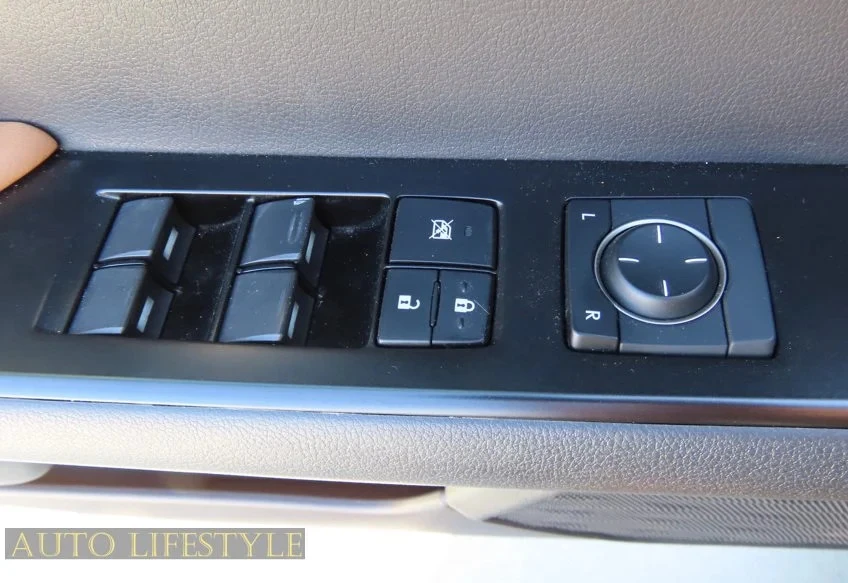 2019 Lexus - Image 25 of 31