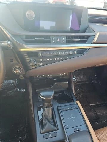 2019 Lexus ES 7th Gen - Image 13 of 20
