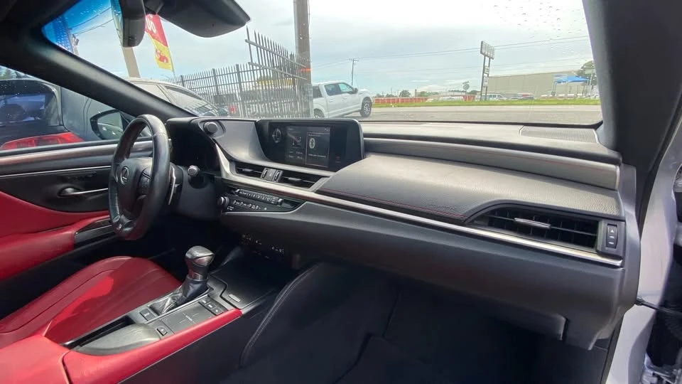 2019 Lexus ES 7th Gen - Image 13 of 18