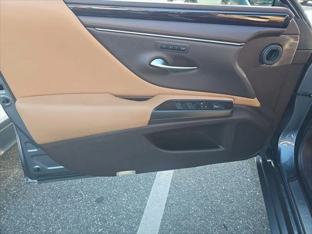 2019 Lexus ES 7th Gen - Image 11 of 20