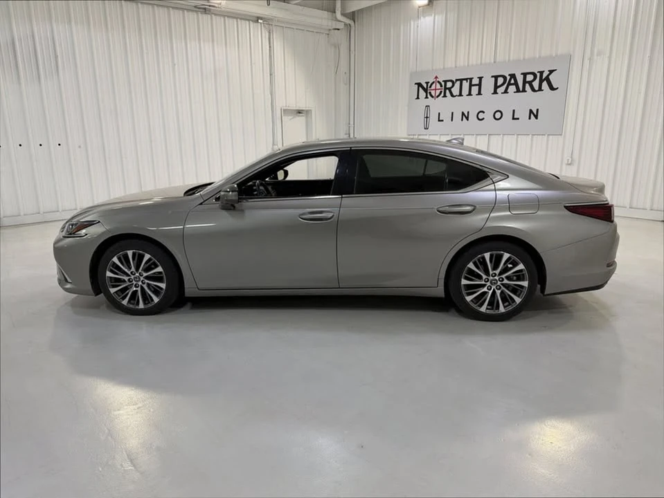 2019 Lexus ES 7th Gen - Image 2 of 19