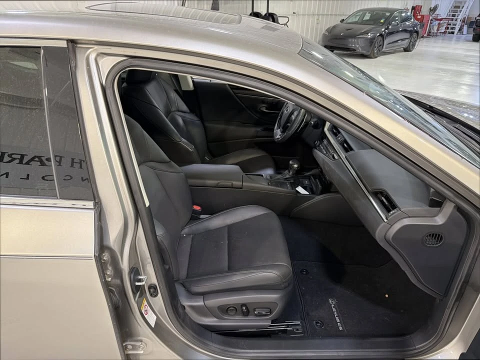 2019 Lexus ES 7th Gen - Image 12 of 19