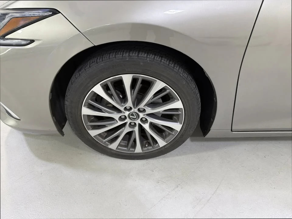 2019 Lexus ES 7th Gen - Image 8 of 19
