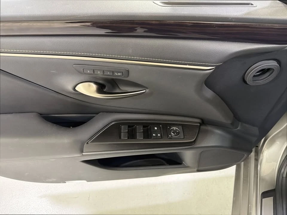 2019 Lexus ES 7th Gen - Image 13 of 19