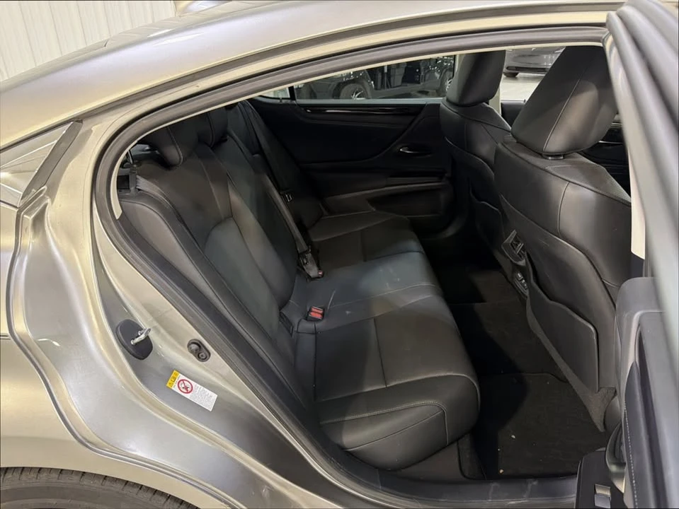 2019 Lexus ES 7th Gen - Image 11 of 19