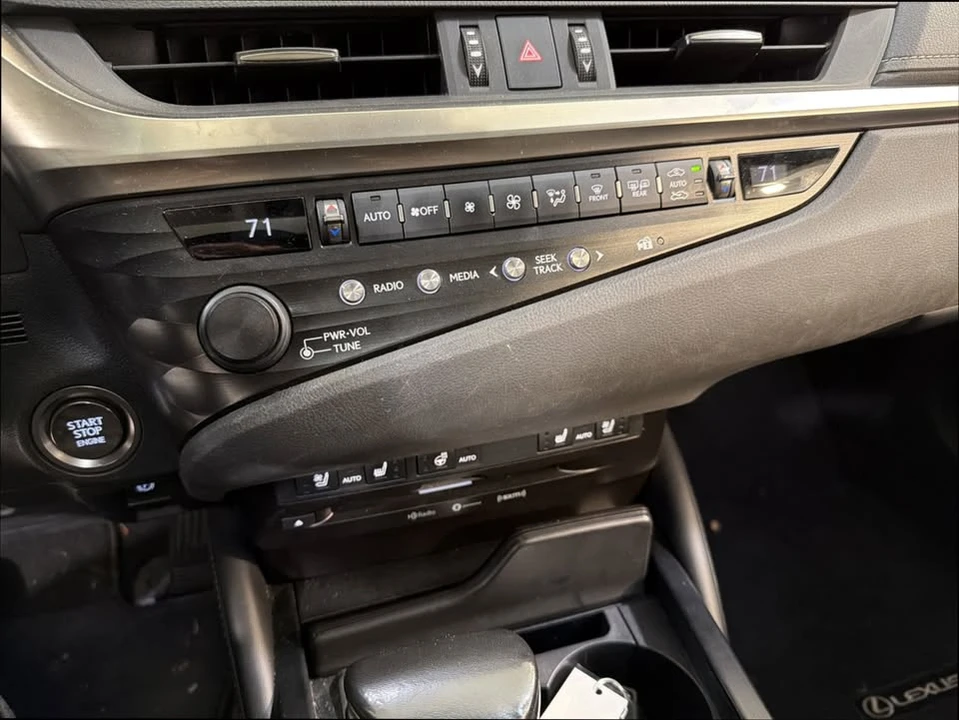 2019 Lexus ES 7th Gen - Image 18 of 19