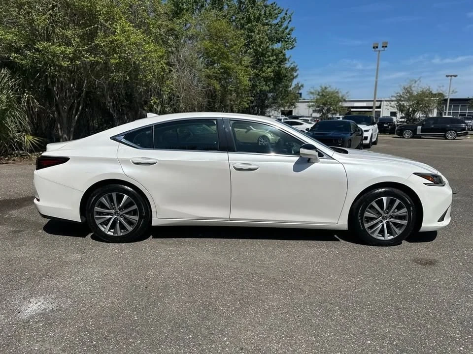 2019 Lexus ES 7th Gen - Image 13 of 19