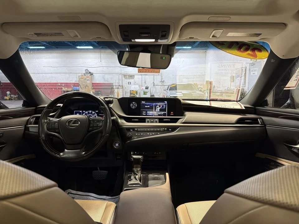 2019 Lexus ES 7th Gen - Image 19 of 20