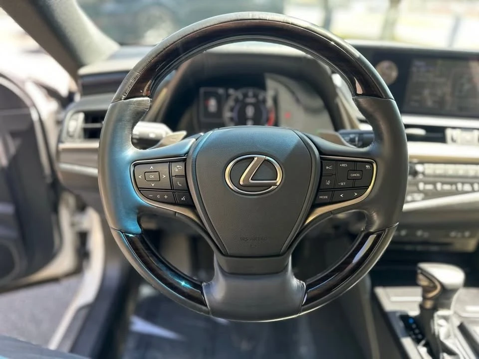 2019 Lexus ES 7th Gen - Image 17 of 19