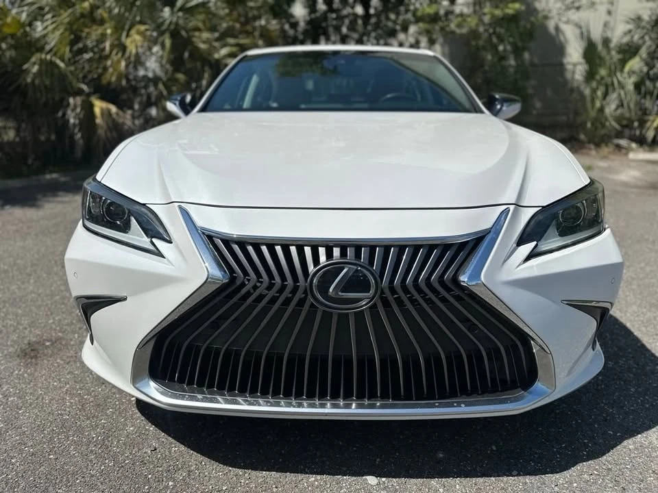 2019 Lexus ES 7th Gen - Image 2 of 19