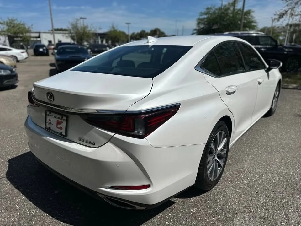 2019 Lexus ES 7th Gen - Image 12 of 19