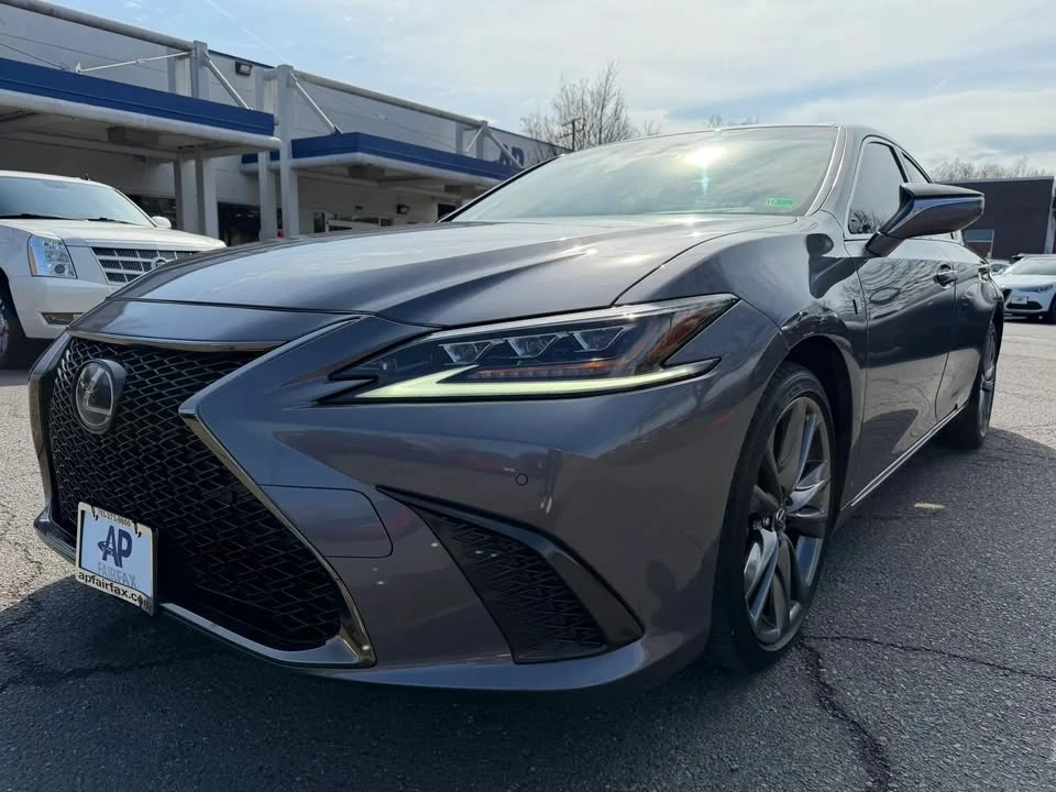 2019 Lexus ES 7th Gen - Image 10 of 18