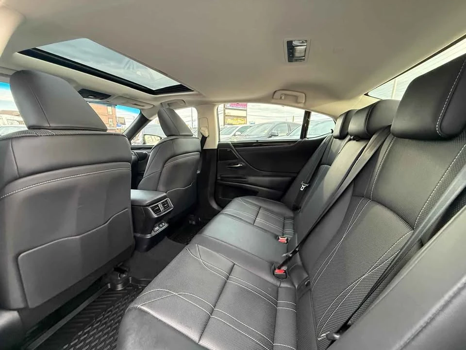 2019 Lexus ES 7th Gen - Image 14 of 20