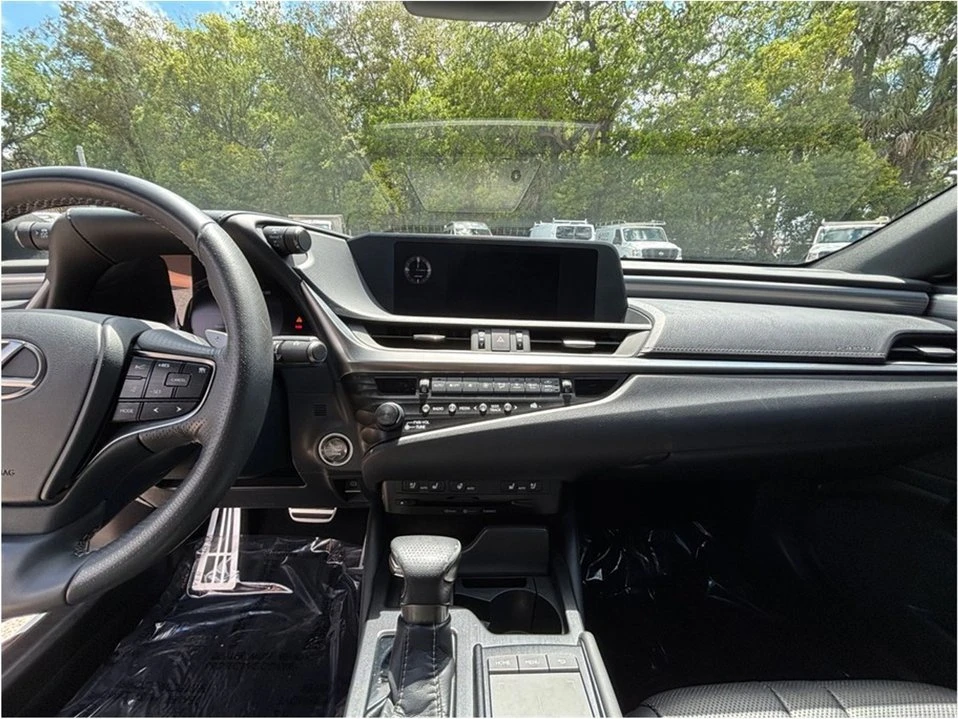 2019 Lexus ES 7th Gen - Image 11 of 20