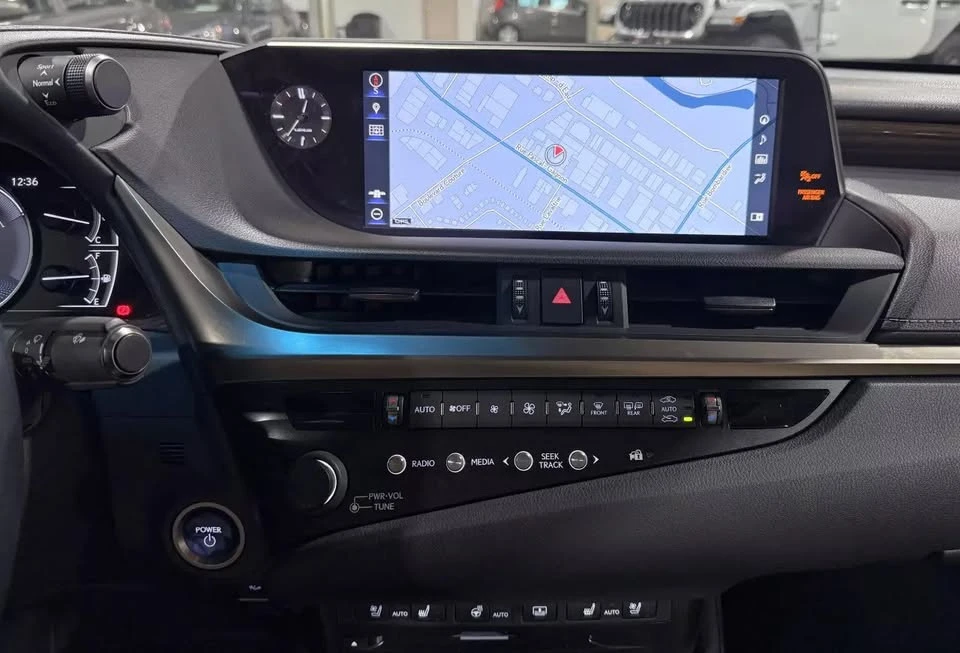 2019 Lexus ES 7th Gen - Image 16 of 20