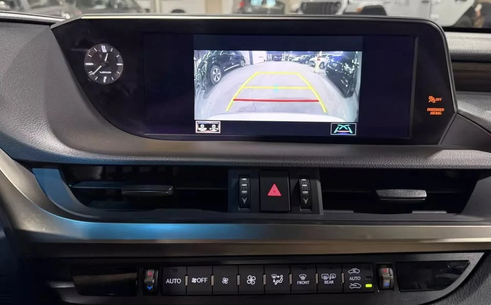 2019 Lexus ES 7th Gen - Image 18 of 20