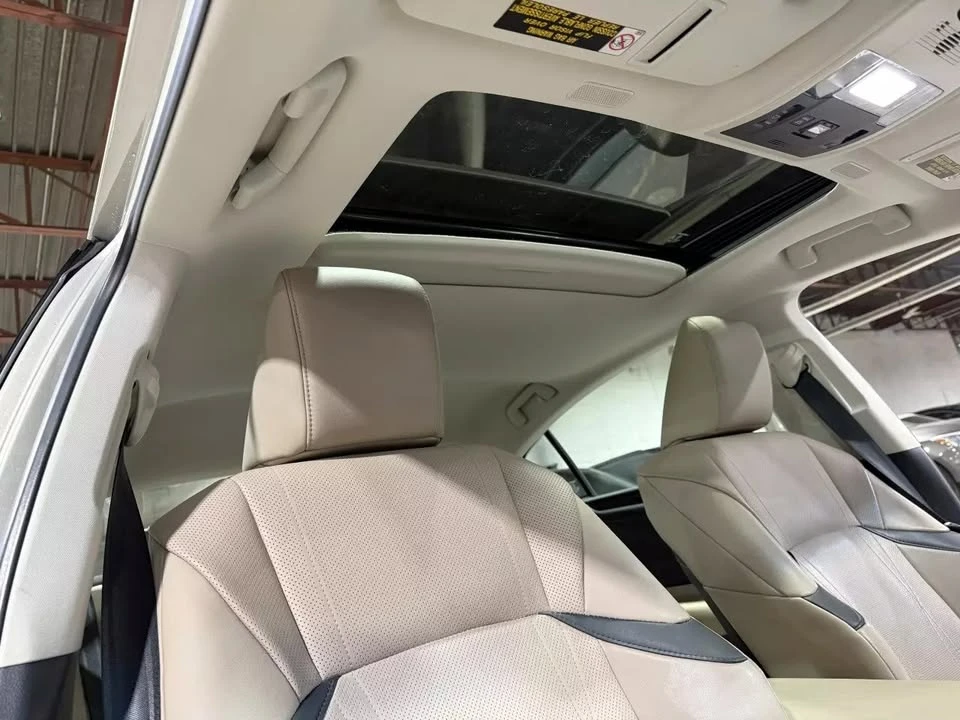 2019 Lexus ES 7th Gen - Image 13 of 20