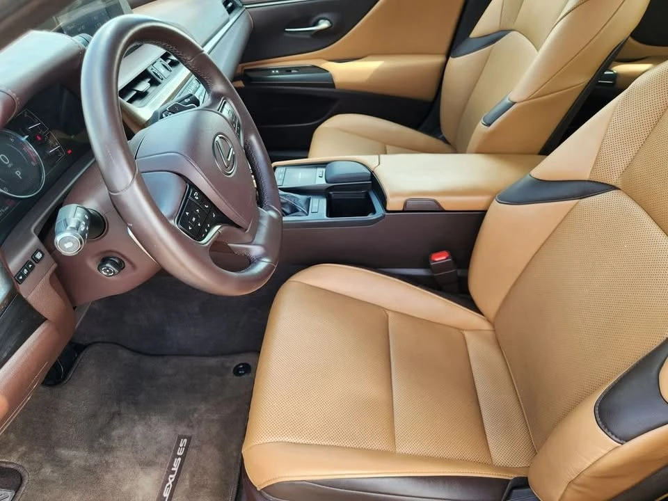 2019 Lexus ES 7th Gen - Image 11 of 12