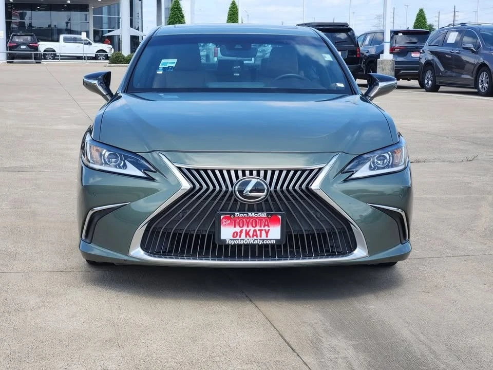 2019 Lexus ES 7th Gen - Image 2 of 12