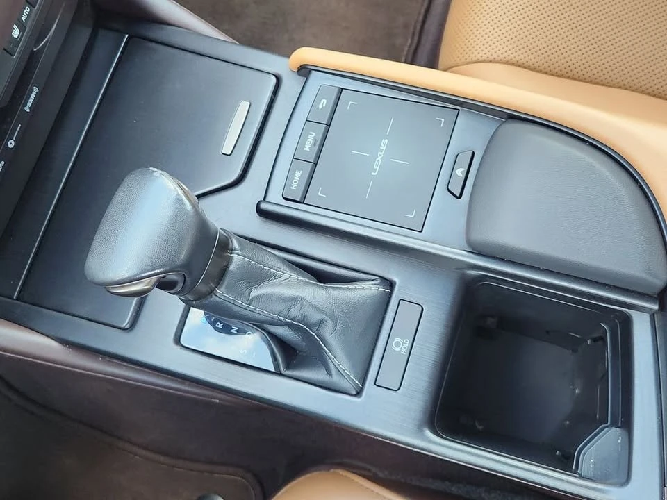 2019 Lexus ES 7th Gen - Image 9 of 12