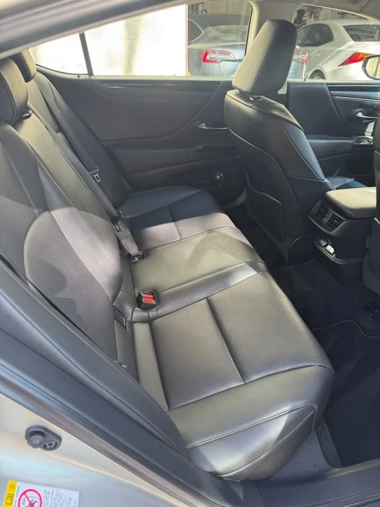 2019 Lexus ES 7th Gen - Image 12 of 14