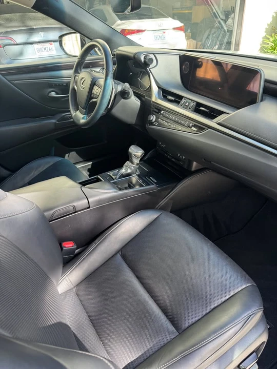 2019 Lexus ES 7th Gen - Image 9 of 14