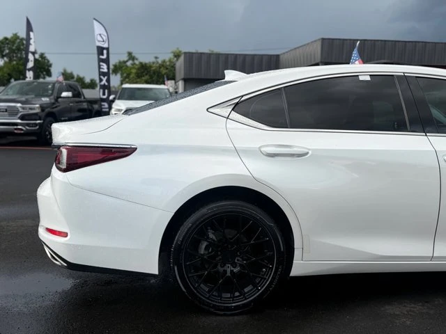 2019 Lexus ES 7th Gen - Image 11 of 20