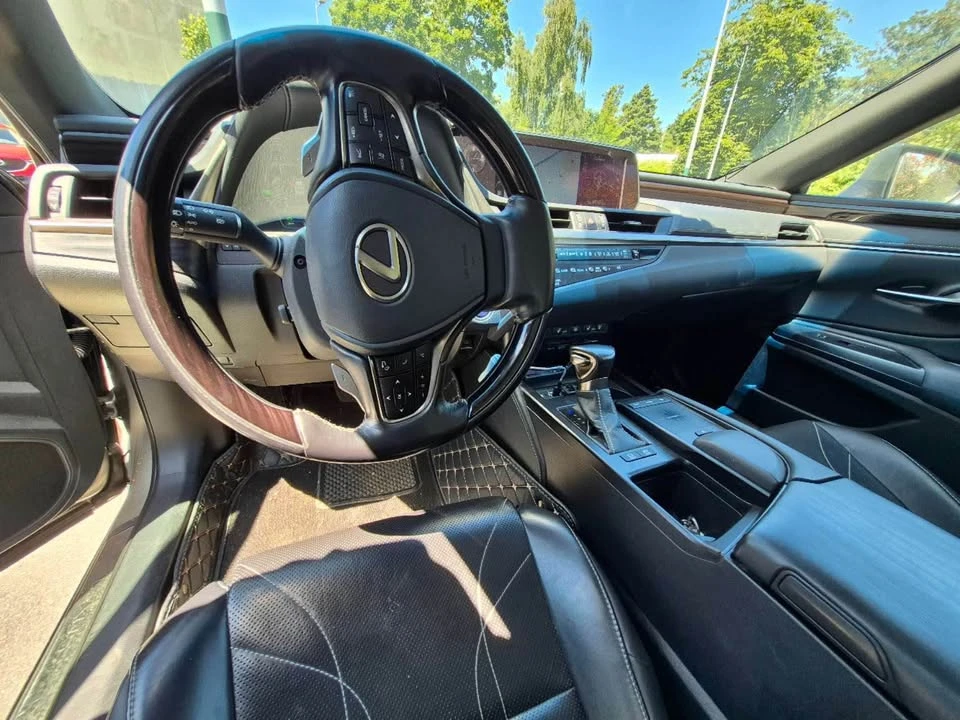 2019 Lexus ES 7th Gen - Image 7 of 13
