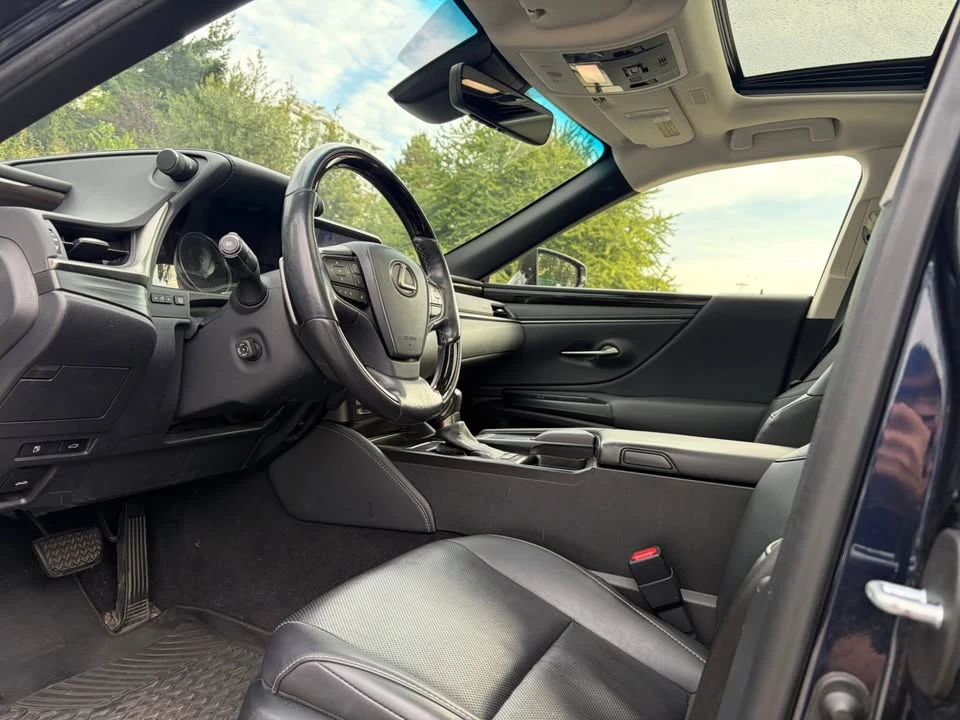 2019 Lexus ES 7th Gen - Image 13 of 16