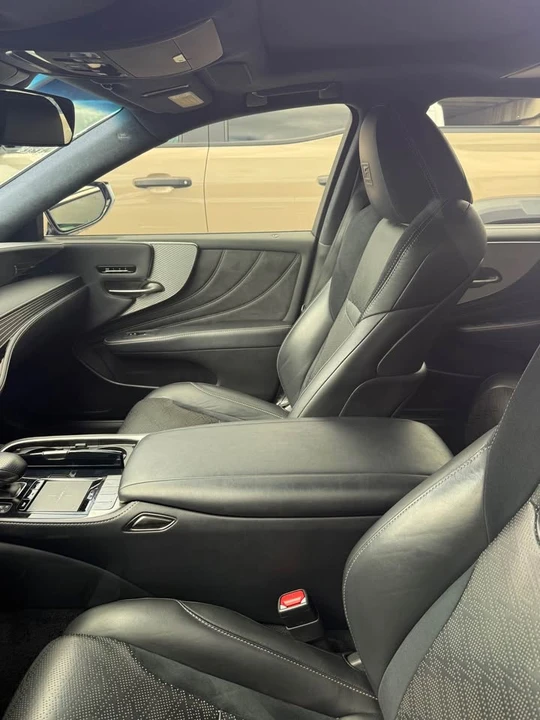 2019 Lexus LS 5th Gen - Image 8 of 10